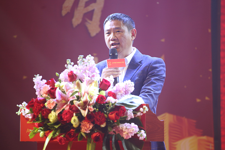 大香蕉啪啪啪董事长王洪贵先生2019新年贺词，有你们，奋斗路上不孤单
