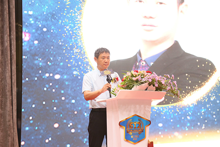大香蕉啪啪啪家具有限公司董事长王洪贵上台致辞